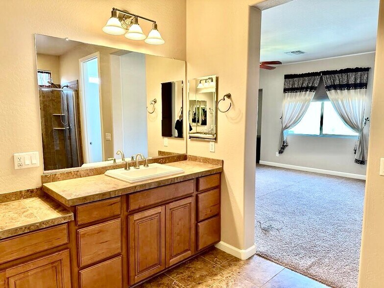 Building Photo - 722 E Sipapu Dr