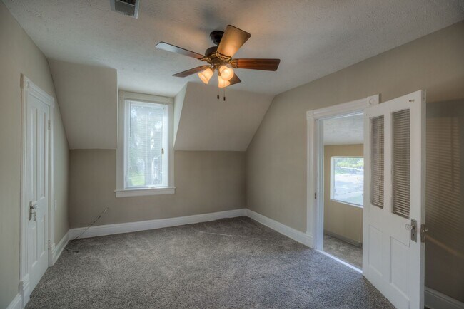 Building Photo - 5 Bedroom 2.5 Bath Midtown Home