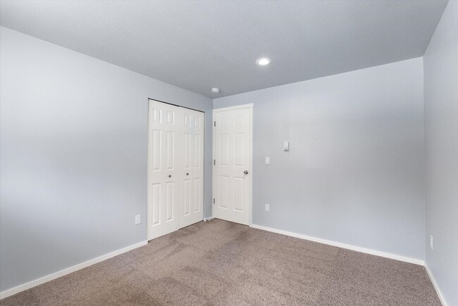 Building Photo - 3 Bed 2 Bath Fully Fenced Split Level Lake...