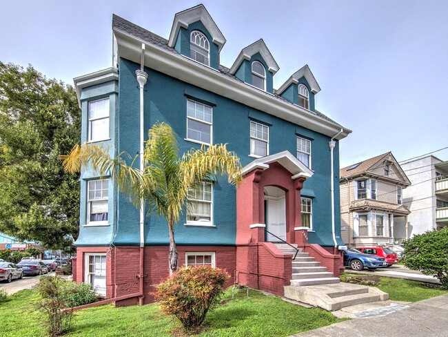 Side view exterior of the apartment building at 2129 Haste St, Berkeley, CA 94704, USA - 2129 Haste Street