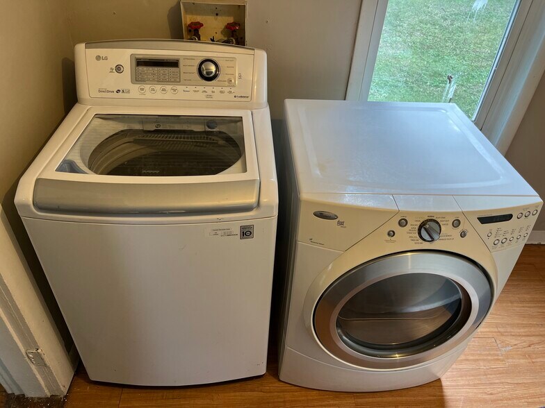 Building Photo - 729 W Cavour Ave