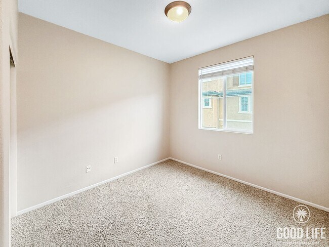 Building Photo - Beautiful 4B/4BA Home w/ Canyon Views & Great Layout!