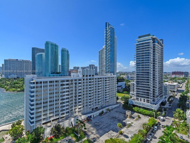 Building Photo - 725 NE 22nd St