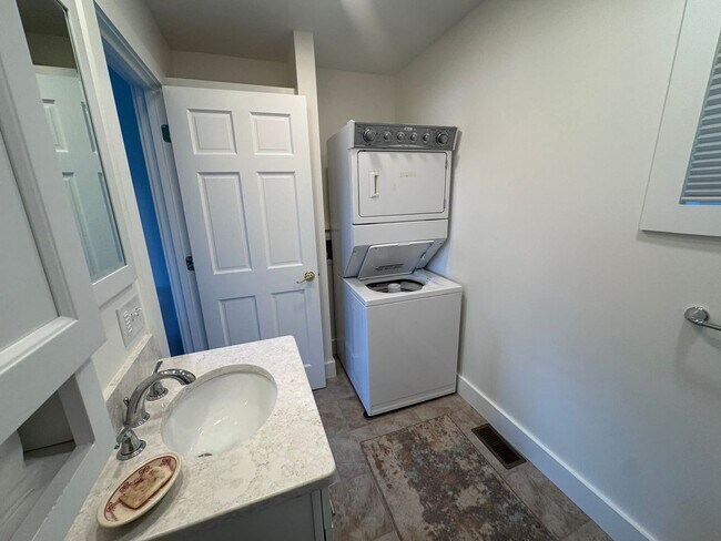 Building Photo - 2BR WATERFRONT OASIS RETREAT Webb Field Rd