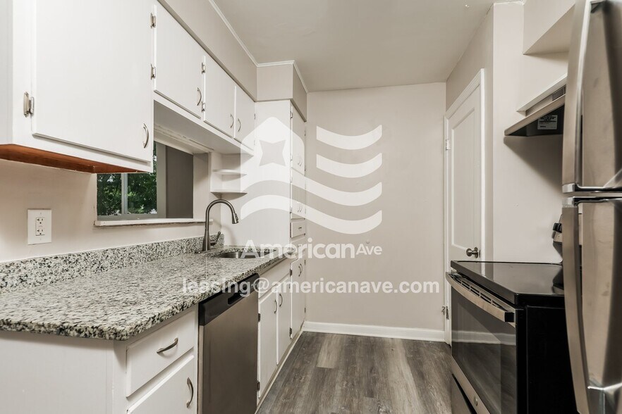 Building Photo - 1543 Vancouver Dr