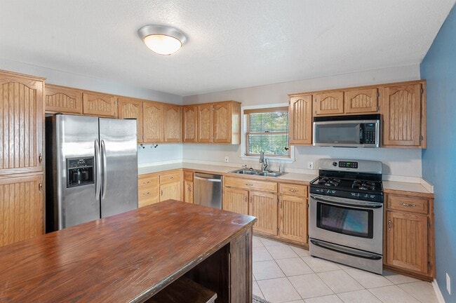 Building Photo - 725 Michigan St