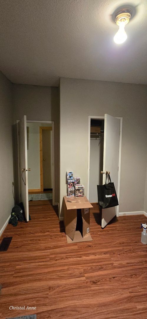 Building Photo - Looking for a room mate PRIVATE 2 Bedroom 1 Bath