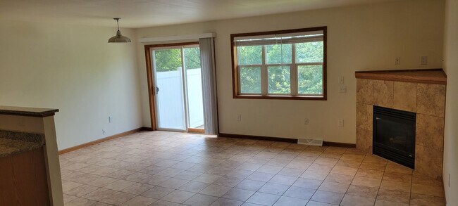 Building Photo - 219-219 Talon Pl
