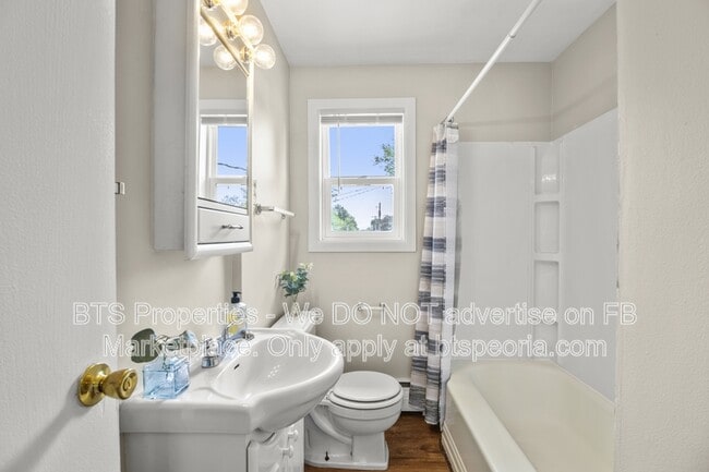 Building Photo - 305 N Pleasant View St