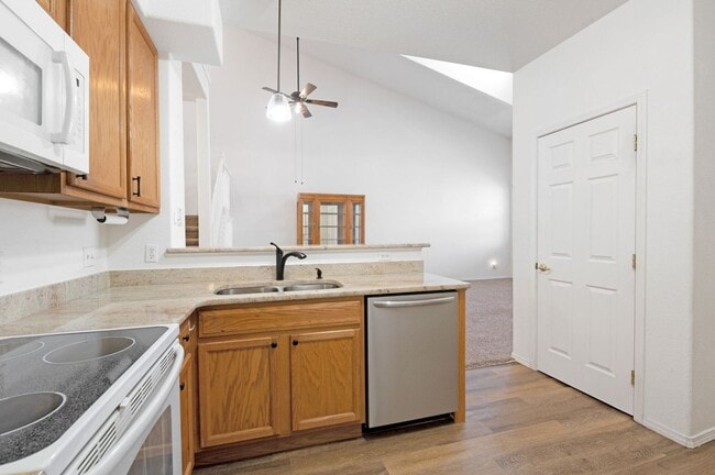 Building Photo - Relaxing townhome in Monument Villas