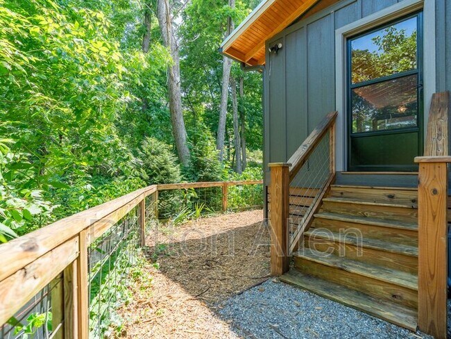 Building Photo - 206 Waynesville Ave