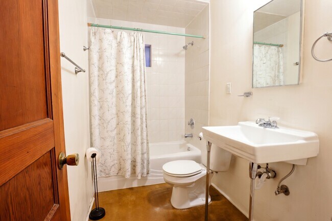 Building Photo - 2632 N Wilson Ave