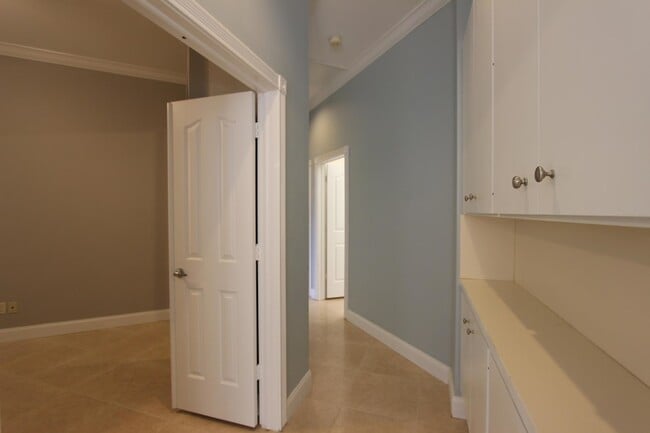 Building Photo - 240 Sussex Cir