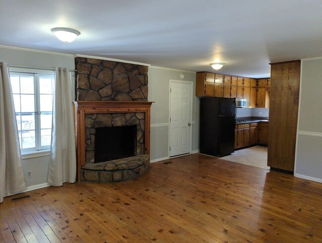 Building Photo - Cute Red Bank House