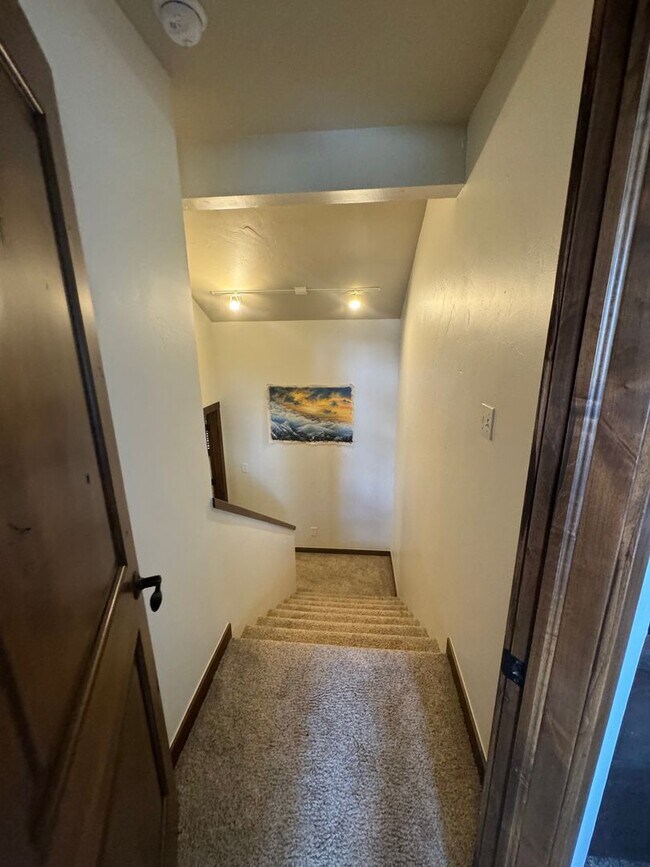 Building Photo - Woodworks Townhome- 3 Bedroom/3 Bath Unit w/Updated kitchen on the Bus Route