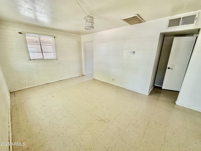 Building Photo - 4832 S 37th Ave