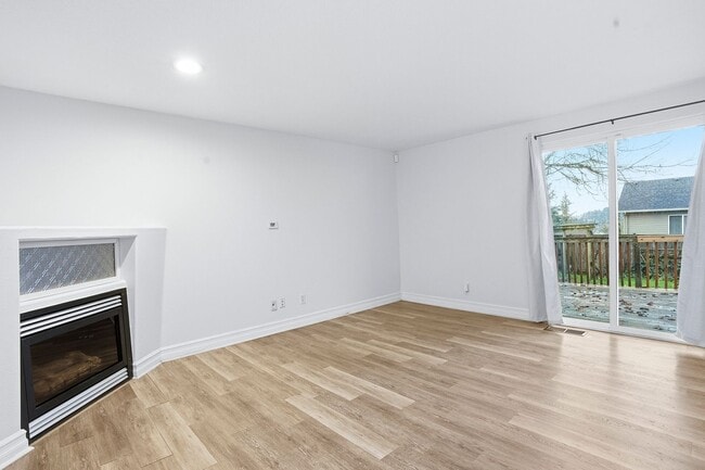 Building Photo - 10931 SE Henderson Dr