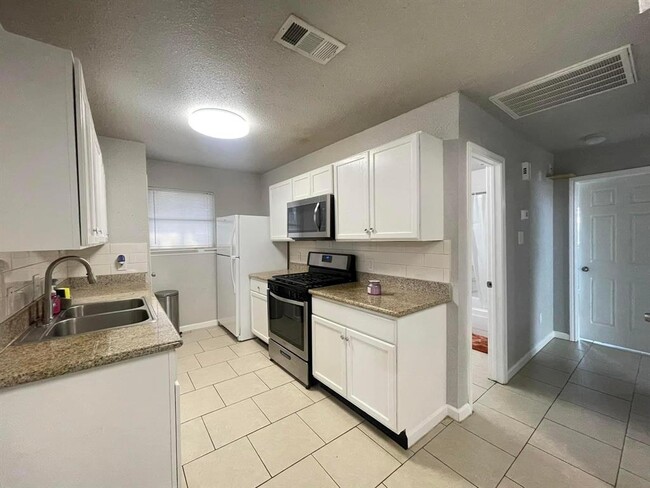 Building Photo - 14227 Clear Forest Dr