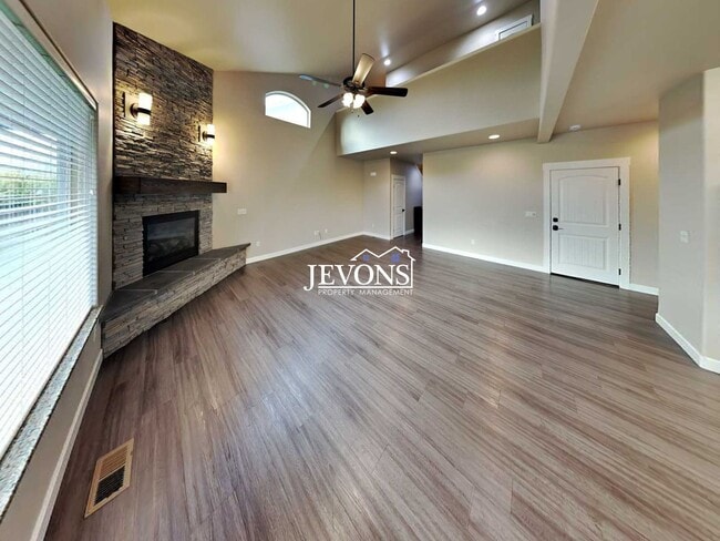 Building Photo - $500 off your first month’s rent!