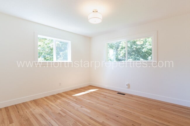 Building Photo - Exceptional Remodel Near Waluga Park