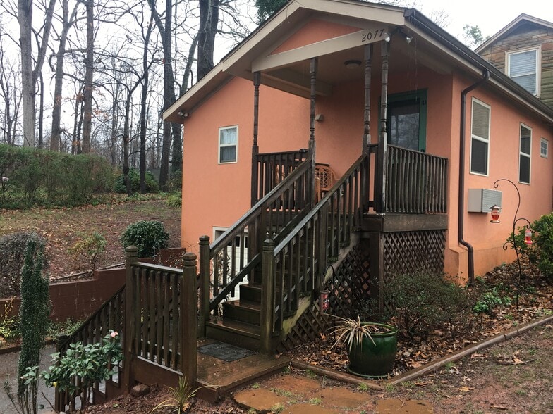 Front steps and entrance - 2077 Davie Ave