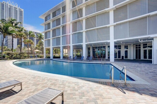 Building Photo - 6515 Collins Ave