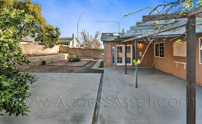 Building Photo - Lovely Single Story 4 Bed/2 Bath Home In R...