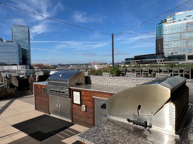 Building Photo - Spacious 2 bedroom 3 bath condo with office in City Lights!