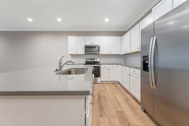 Building Photo - 3/3 Townhome beside Centennial Campus & Cl...