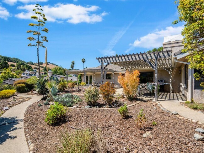 Building Photo - 271 Twin Ridge Dr