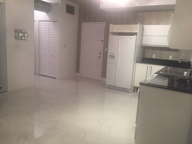 Building Photo - 690 SW 1st Ave