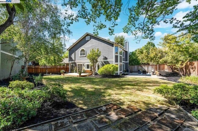 Building Photo - 5 Stuart Pl