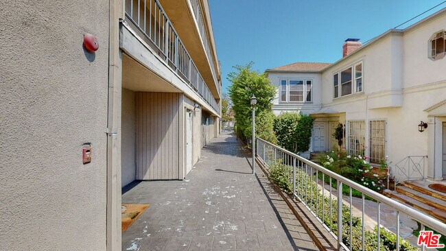 Building Photo - 144 N Hamilton Dr