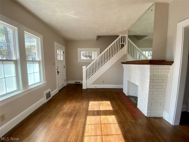 Building Photo - 623 Doris Ave