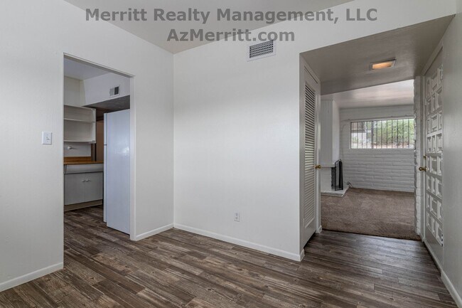 Building Photo - 4 Bedroom, 2 bath, air conditioned, fenced...