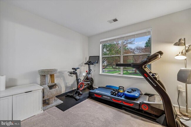 Building Photo - 10010 Vanderbilt Cir