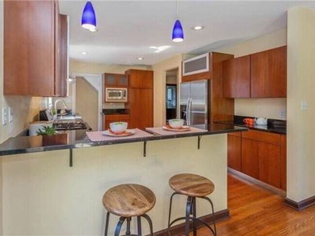 Building Photo - Lovely Forest Hills Home