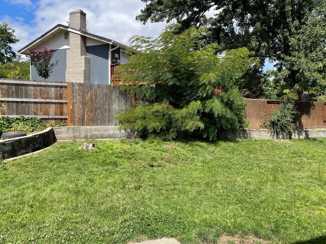 Building Photo - Very Nice 3 Bedroom 2 bath Home-Fully fenc...