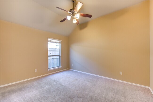 Building Photo - 5615 Stoneridge Ct
