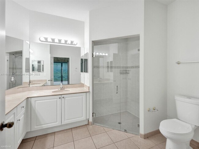 Building Photo - 4 br, 3.5 bath Townhome - 5127 Madison Lak...