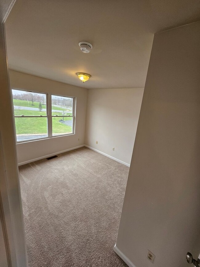 Building Photo - 2105 Circleville Rd