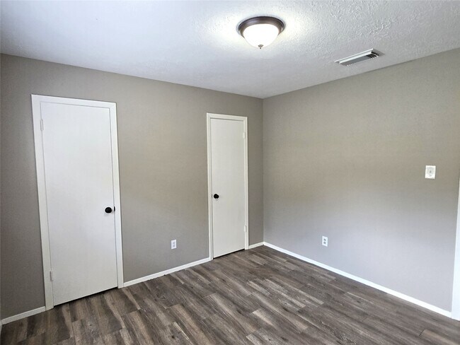 Building Photo - 24015 Farm Hill Dr