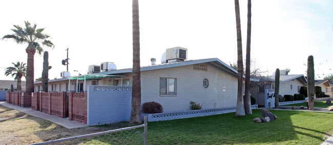 Building Photo - Desert House