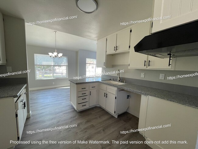 Building Photo - 1220 S Cypress Ave