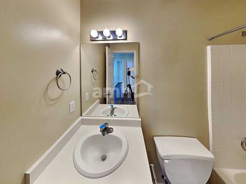 Building Photo - 5466 Midland Dr