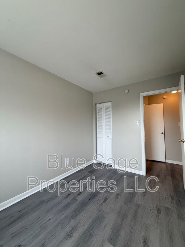 Building Photo - 727 Clifton Ave