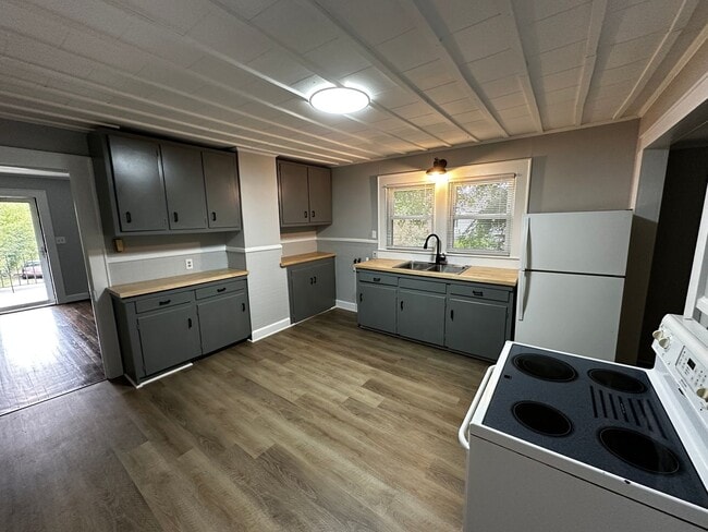 Building Photo - Renovated Bungalow in central High Point Location!!