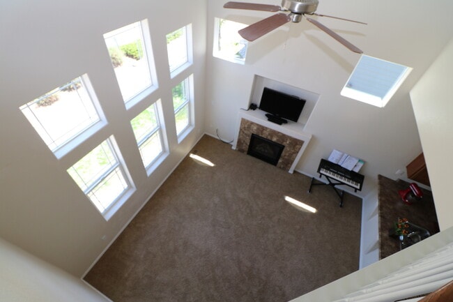 Building Photo - 3bdrm 3bath home with 2 car garage