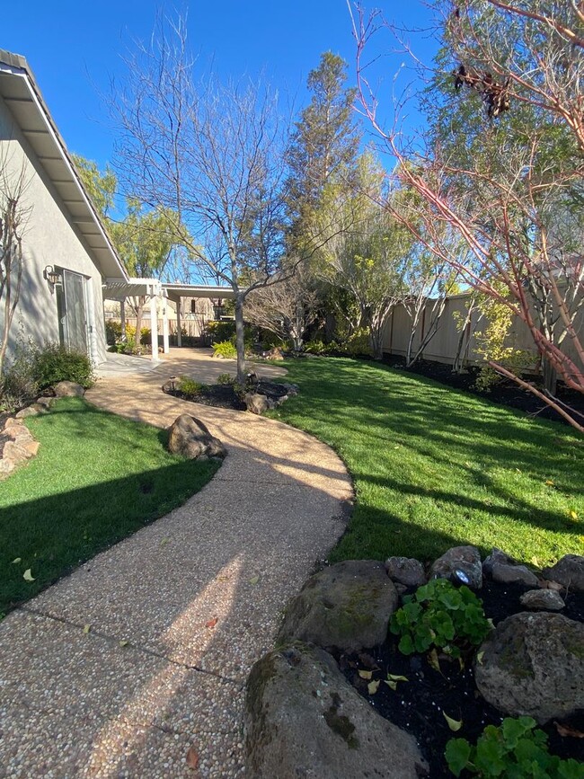 Building Photo - Livermore South Very Private 4 bedroom/3 b...
