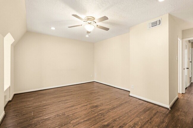 Building Photo - 496 N Post Oak Ln